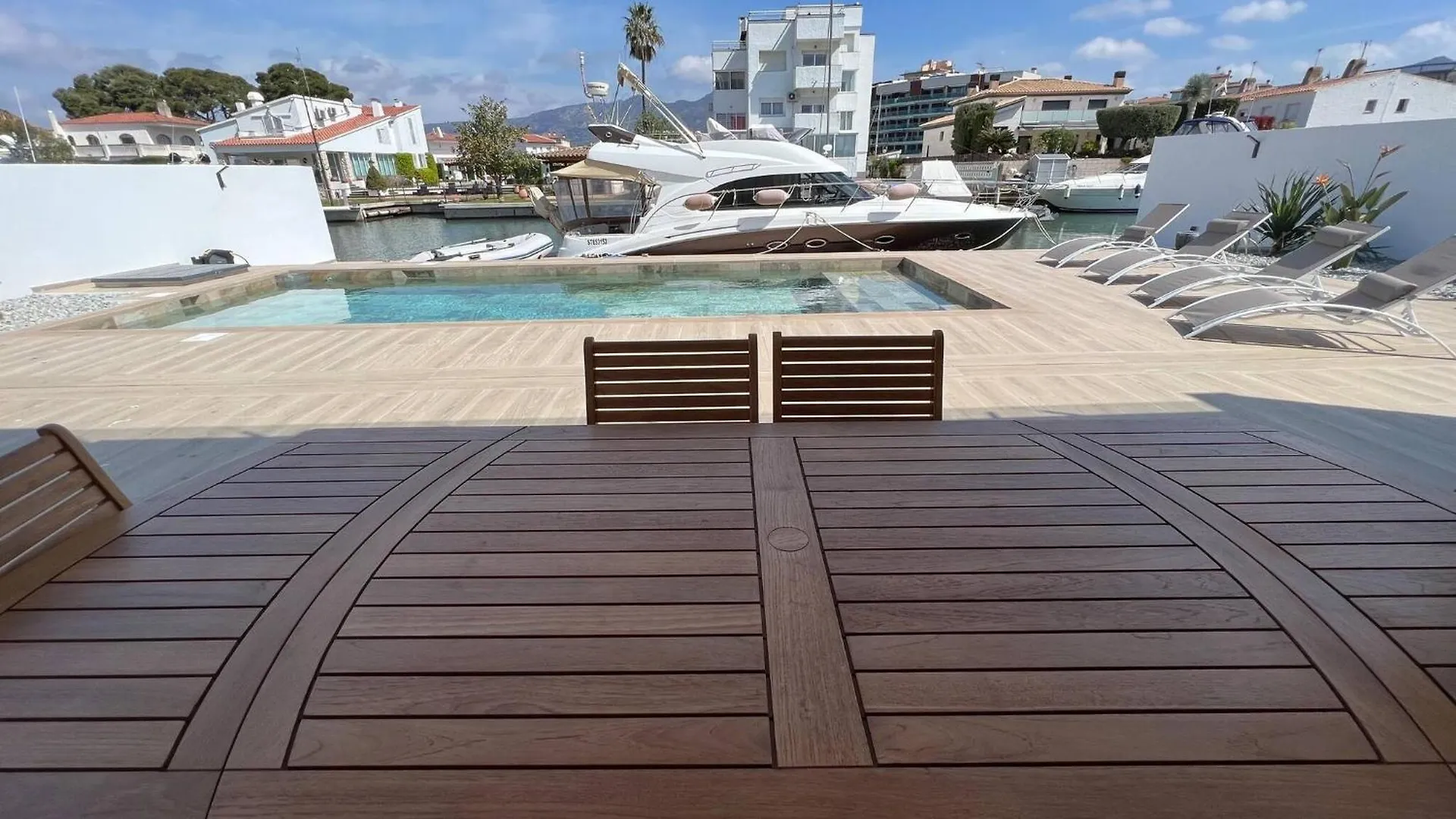 Villa Moderna Con Piscina Y Vistas Al Canal En Roses Av-44