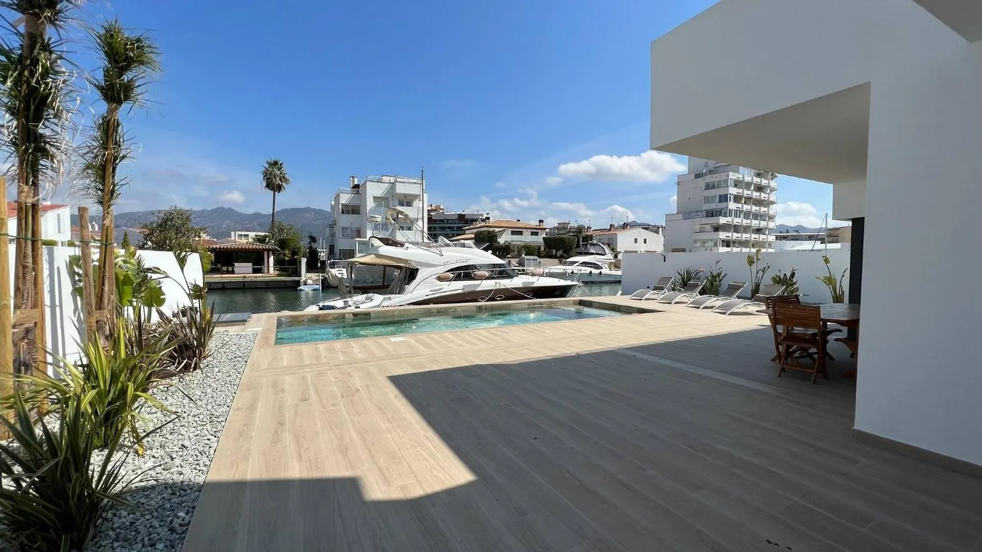 Villa Moderna Con Piscina Y Vistas Al Canal En Roses Av-44 בית נופש