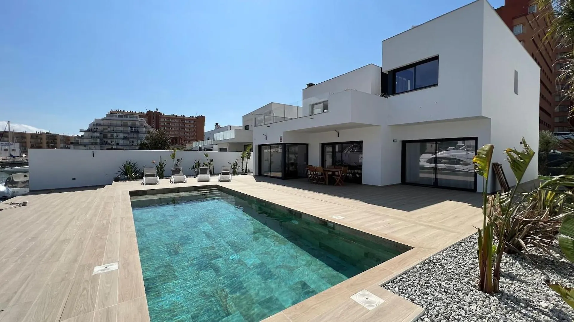 Villa Moderna Con Piscina Y Vistas Al Canal En Roses Av-44 0*,  ספרד