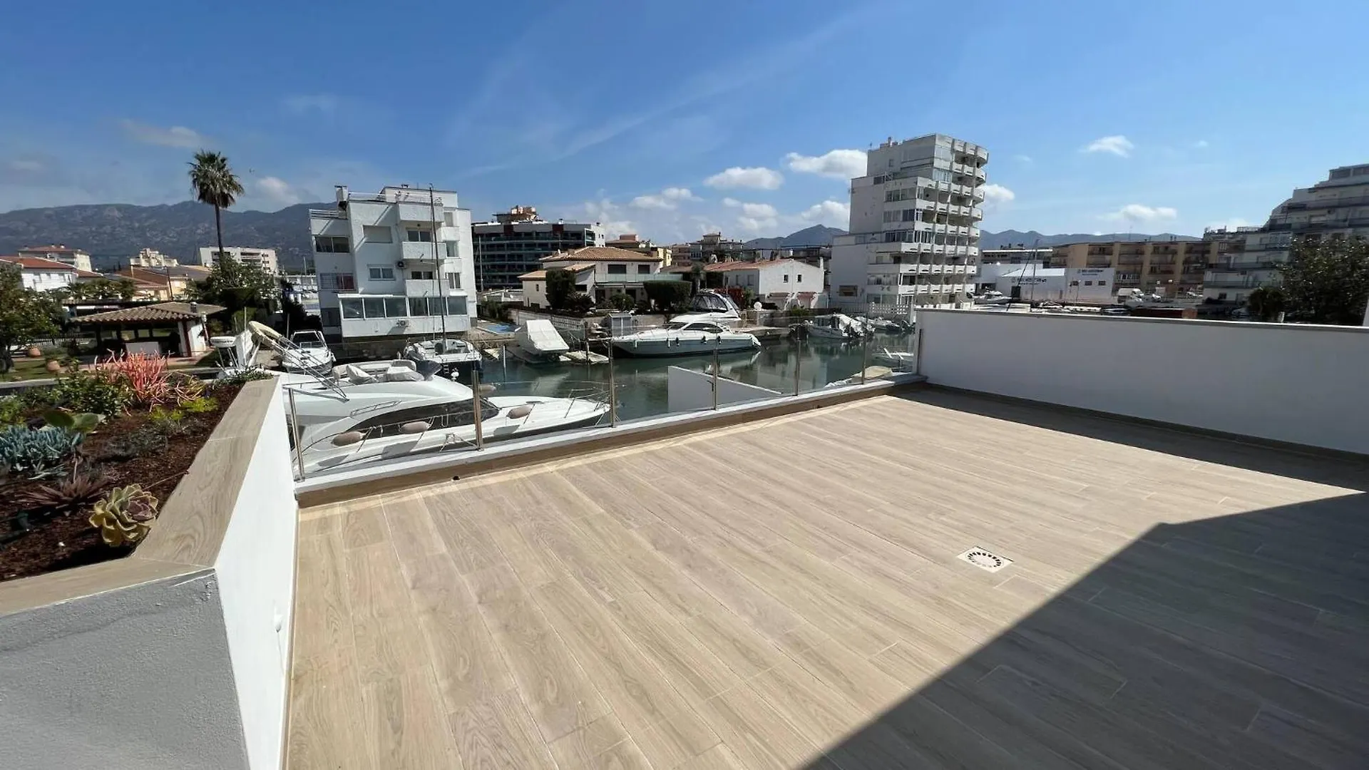 Villa Moderna Con Piscina Y Vistas Al Canal En Roses Av-44