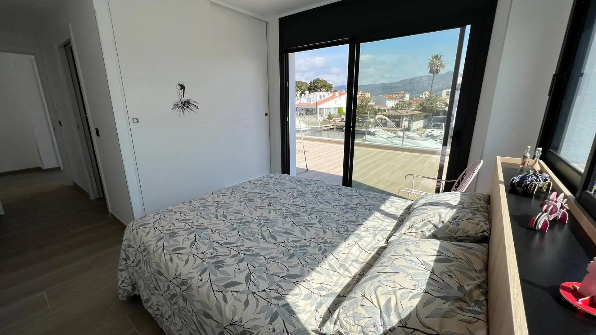 Villa Moderna Con Piscina Y Vistas Al Canal En Roses Av-44