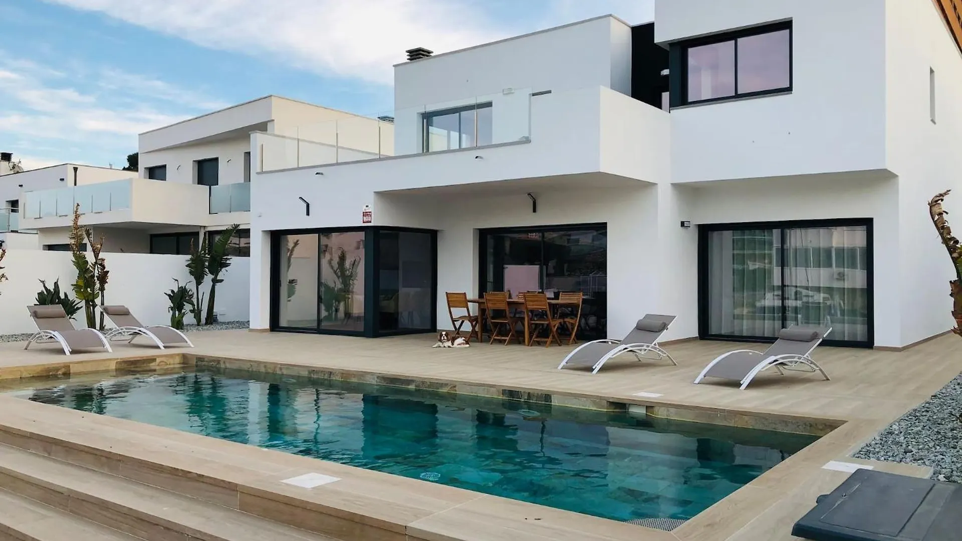 Villa Moderna Con Piscina Y Vistas Al Canal En Roses Av-44